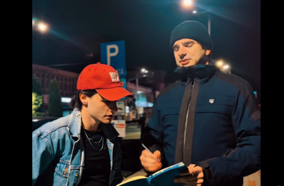 Jandarmul care l-a amendat pe organizatorul marșului Colectiv, parodiat pe Internet: „Păi țipați încontinuu marș. Nu aveți voie marș după ora 23.00, da?”