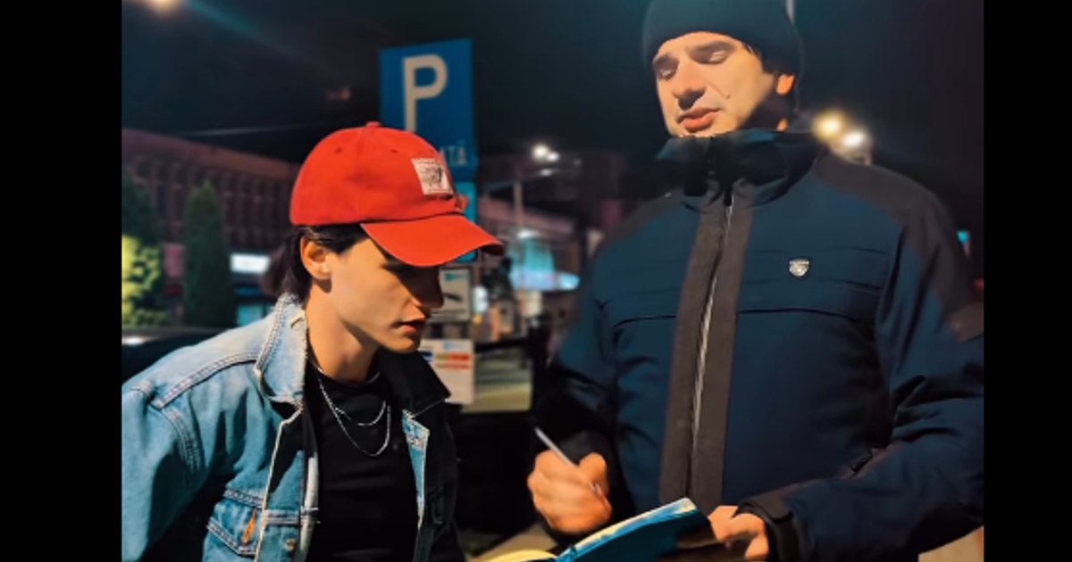 Jandarmul care l-a amendat pe organizatorul marșului Colectiv, parodiat pe Internet: „Păi țipați încontinuu marș. Nu aveți voie marș după ora 23.00, da?”