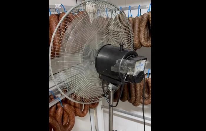 Cârnați ventilați Foto: Captură video Horia Constantinescu