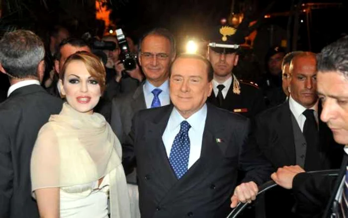 Silvio Berlusconi, alături de tânăra sa soţie, mereu în lumina reflectoarelor