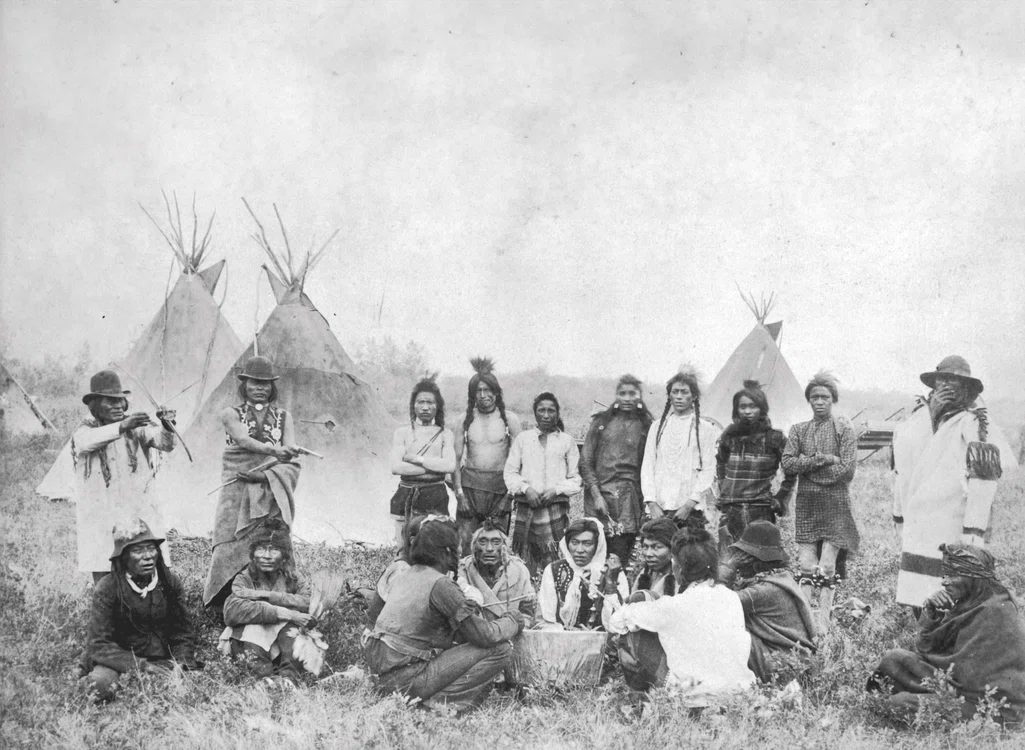 Grup de indigeni fotografiați la 17 iunie 1889 în aşezarea numită Moosomin