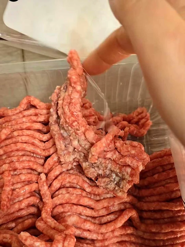 Oana Roman a cumpărat carne stricată de la un cunoscut supermarket. Sursă: Instagram