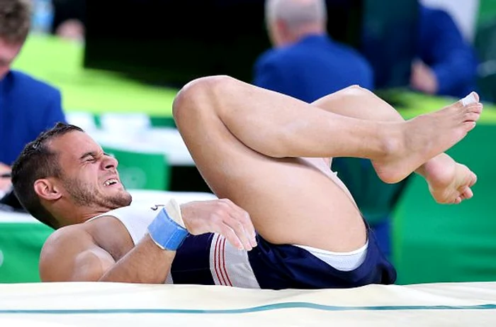 Laba piciorului stang ii atarna nefiresc francezului