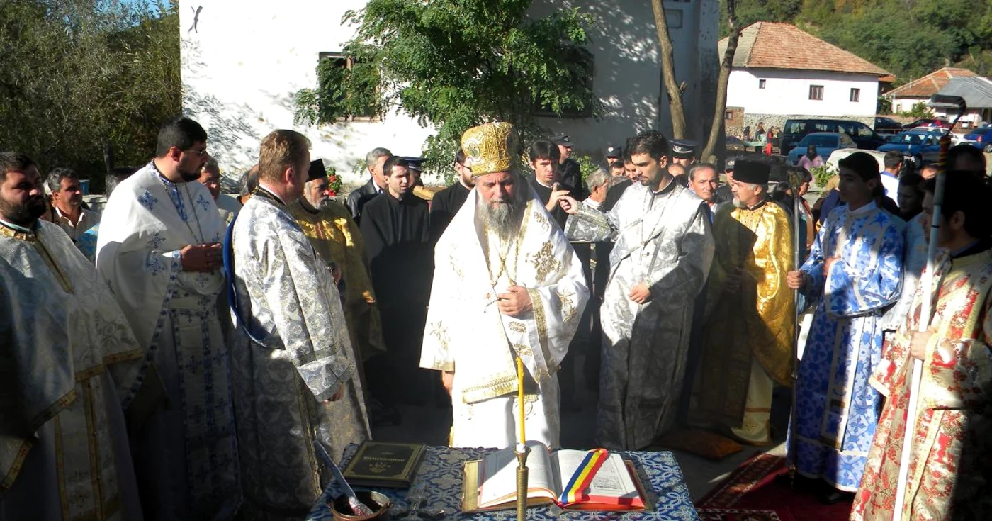 Mitropolitul Olteniei va fi prezent la slujba de la biserica din satul Şomăneşti