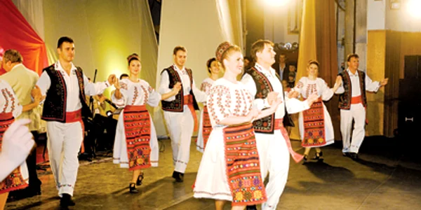 Ansamblul Crişana a compensat playback-ul.