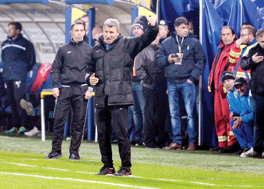 
    Mulțescu a preluat singura echipă din Liga 1 care n-a reușit nici o victorie în turul campionatului  