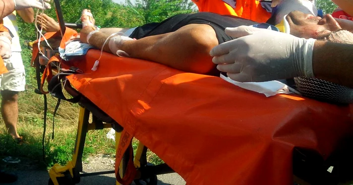 În urma accidentului, bărbatul a fost rănit, iar o ambulanţă l-a transportat la Spitalul Judeţean de Urgenţă din Târgovişte