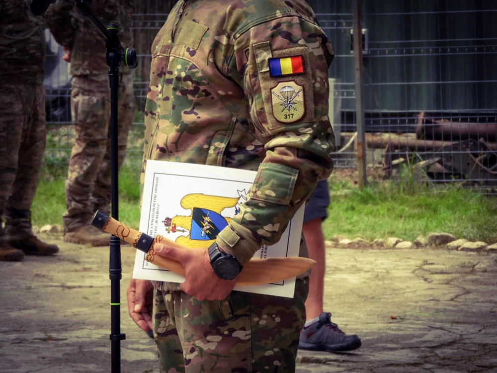 Absolvenţii au primit certificatul de absolvire, însoţit de bereta verde cu însemnele FOS, cuţitul Sica şi insigna de absolvent FOTO MApN