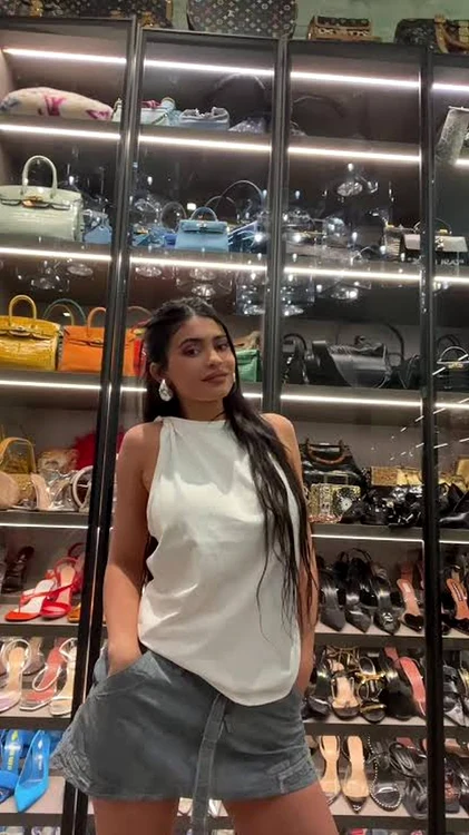 Kylie Jenner are o colecție impresionantă de genți și încălțări de lux