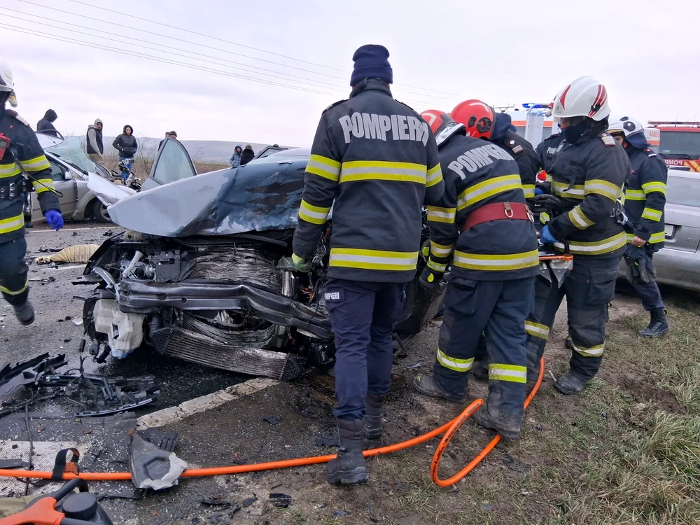 În accident au fost implicate trei autoturisme FOTO: ISU Vaslui