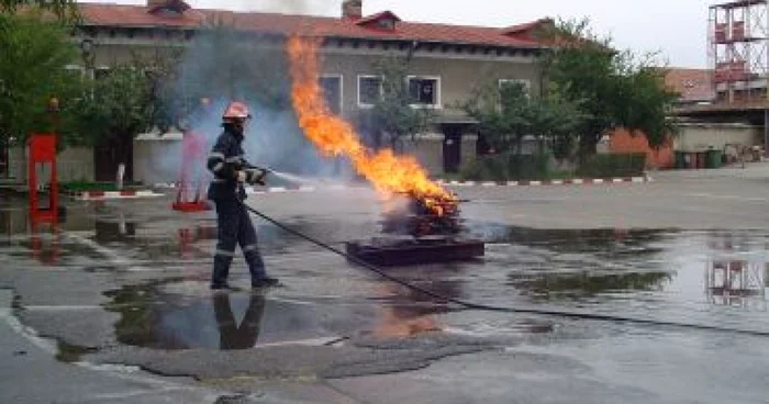 Ploieşti: De Ziua Pompierilor, exerciţii demonstrative şi expoziţie de echipamente vechi
