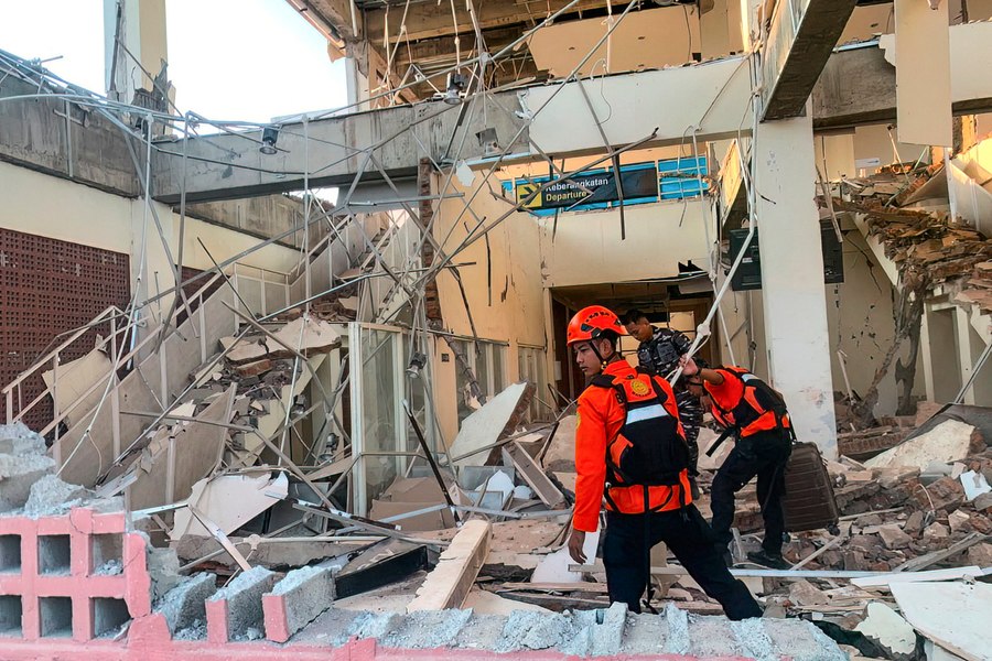 Cutremur devastator în Indonezia. Cel puțin cinci oameni au murit după ce clădirile s-au prăbușit peste ei