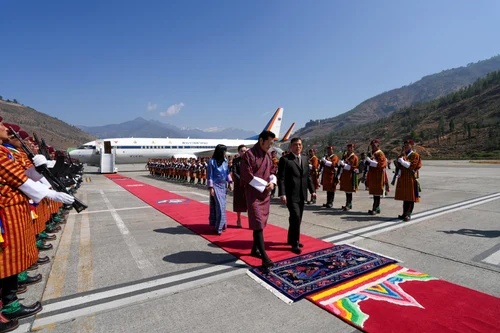 Regele Thailandei și Regina Thailandei în vizită la Regele Jigme Khesar al Bhutanului și Regina Jetsun Pema a Bhutanului. FOTO: Casa Regală a Bhutanului