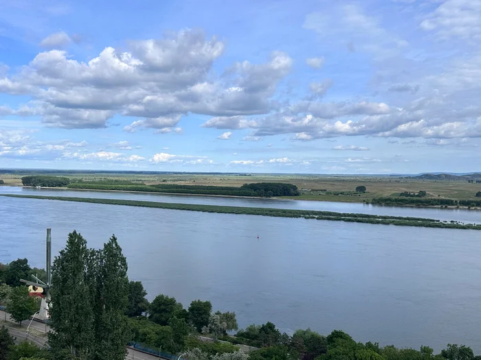 Insula din mijlocul Dunării este de un verde aprins FOTO: C. Mazilu