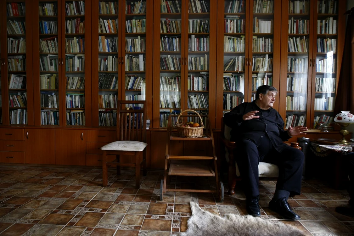 Mai exact, Alex Ştefănescu s-a retras în biblioteca sa, pentru a citi toate cărţile care se află în spatele fotoliului pe care stă. Citiţi despre ele în „Istoria literaturii române contemporane“ FOTO: Eduard Enea