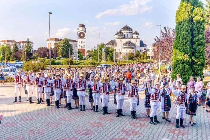 A început Festivalul - Concurs Naţional de Folclor ”Mioveni”. Parada portului popular românesc a făcut senzaţie