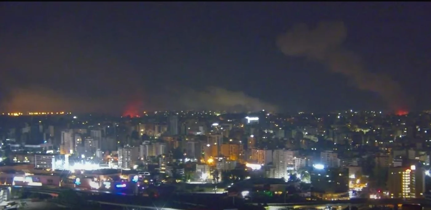 În filmarea de la Reuters se văd pe fundal exploziile. Foto: captură video