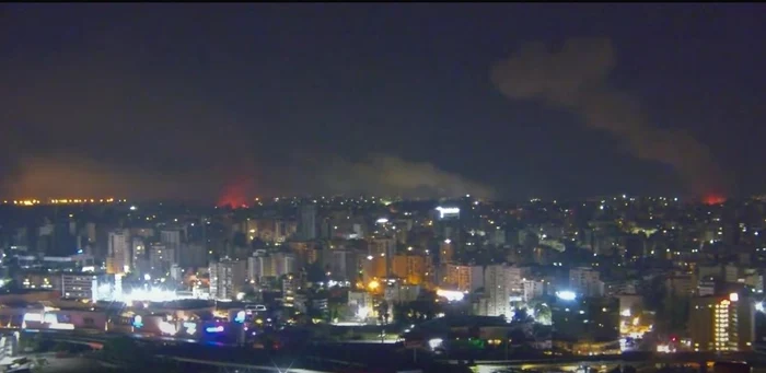 În filmarea de la Reuters se văd pe fundal exploziile. Foto: captură video