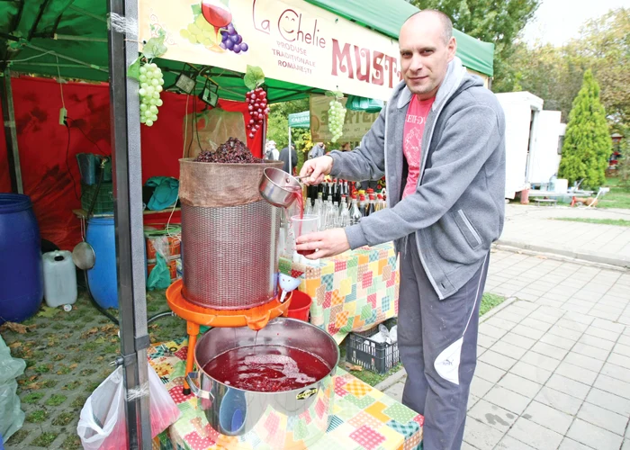 
    Florin Paraschiv spune  că mustul e făcut din struguri  Hamburg sau Căpșunică Foto: Dorin Constanda  