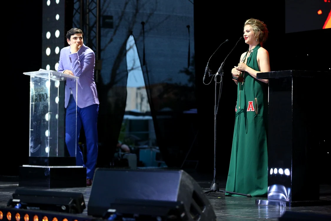 
    Alex Bogdan, admirându-și iubita, pe Cătălina Mihai, care a primit trofeul la secțiunea Tânără speranţă, pentru rolul Heidi din filmul “Heidi”foto: Facebook  