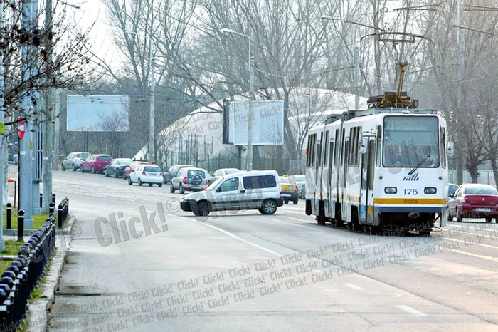 
    Ora 16.05- Conducătorul auto aşteaptă pe linia de tramvai, apoi intră în benzinărie  