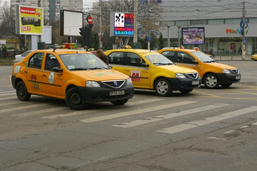 Din cauza lipsei locurilor special amenajate, taximetriştii sunt nevoiţi să parcheze ilegal (Foto: Click)