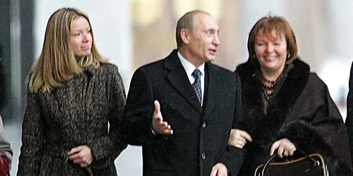 Vladimir putin cu sotia Ludmila si fiica maria foto la alegerile din 2007 FOTO Afp