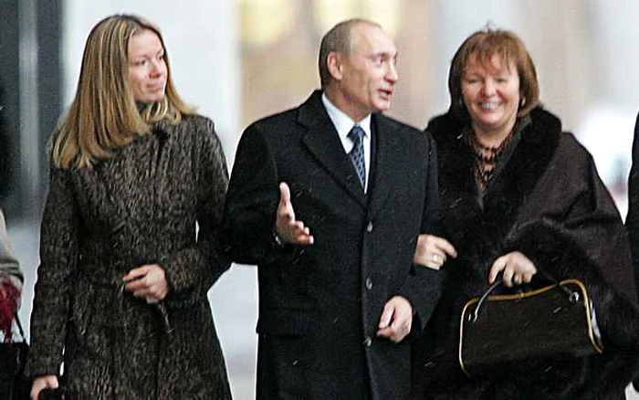 Vladimir putin cu sotia Ludmila si fiica maria foto la alegerile din 2007 FOTO Afp