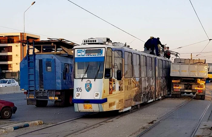 Muncitorii repară pantograful rupt al tramvaiului FOTO Facebook/ Cetatea Banilor Las Vegasul Romaniei