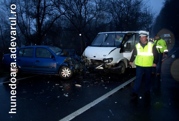 Accidentul rutier s-a soldat cu doi răniţi. FOTO: D.Guţă.