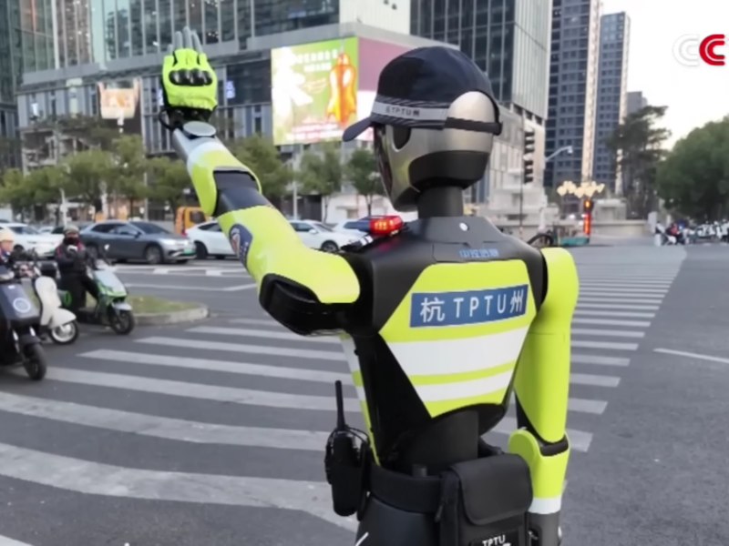 Primul robot-polițist dotat cu AI, scos pe străzile Chinei: „Destul de util. Cred că va fi un trend în viitor”