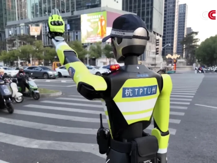 Robotul polițist/FOTO: Captură video Youtube/CCTV Video News Agency