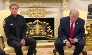 trump surprins avand un bilet cu instructiuni in timpul unui eveniment foto x  png