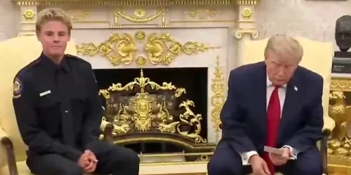 trump surprins avand un bilet cu instructiuni in timpul unui eveniment foto x  png