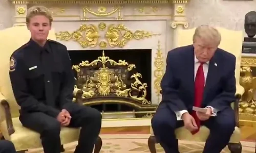 trump surprins avand un bilet cu instructiuni in timpul unui eveniment foto x  png