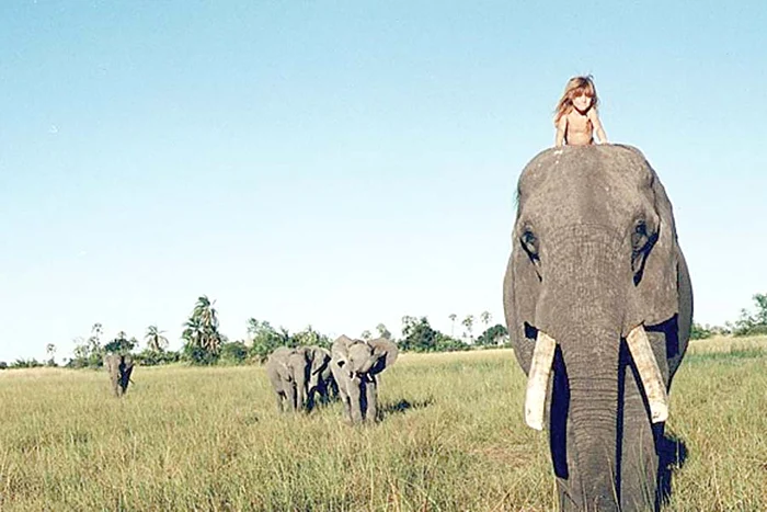 Tippi, la vârsta de 6 ani, jucându-se cu un leopard domesticit