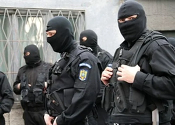 Specialiştii au făcut verificări şi au controlat anexele, scena şi încăperile