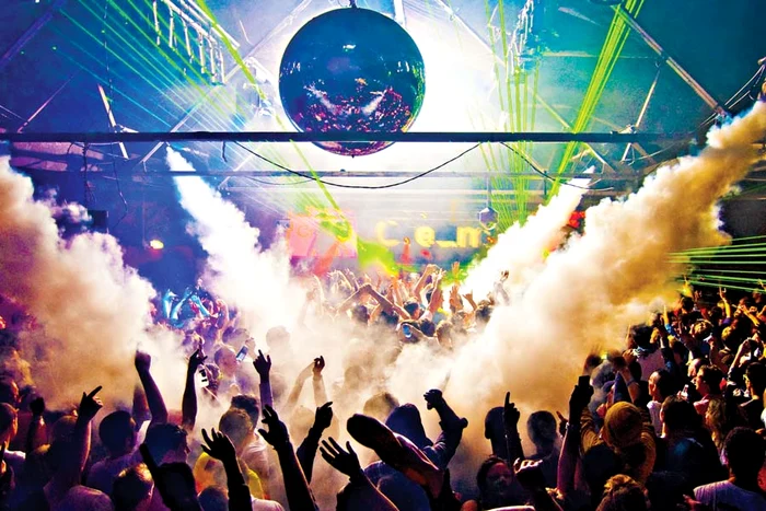 
    Localurile din Bucureşti vor  fi pline în această seară  fiindcă patronii le-au pregătit  multe surprize petrecăreţilor  