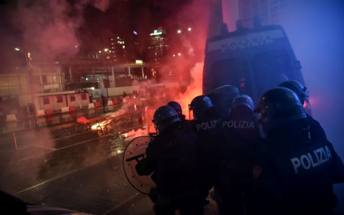 Proteste faţă de noile restricţii anti-COVID-19 la Milano Foto EPA-EFE
