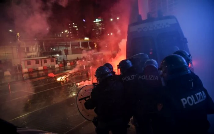 Proteste faţă de noile restricţii anti-COVID-19 la Milano Foto EPA-EFE