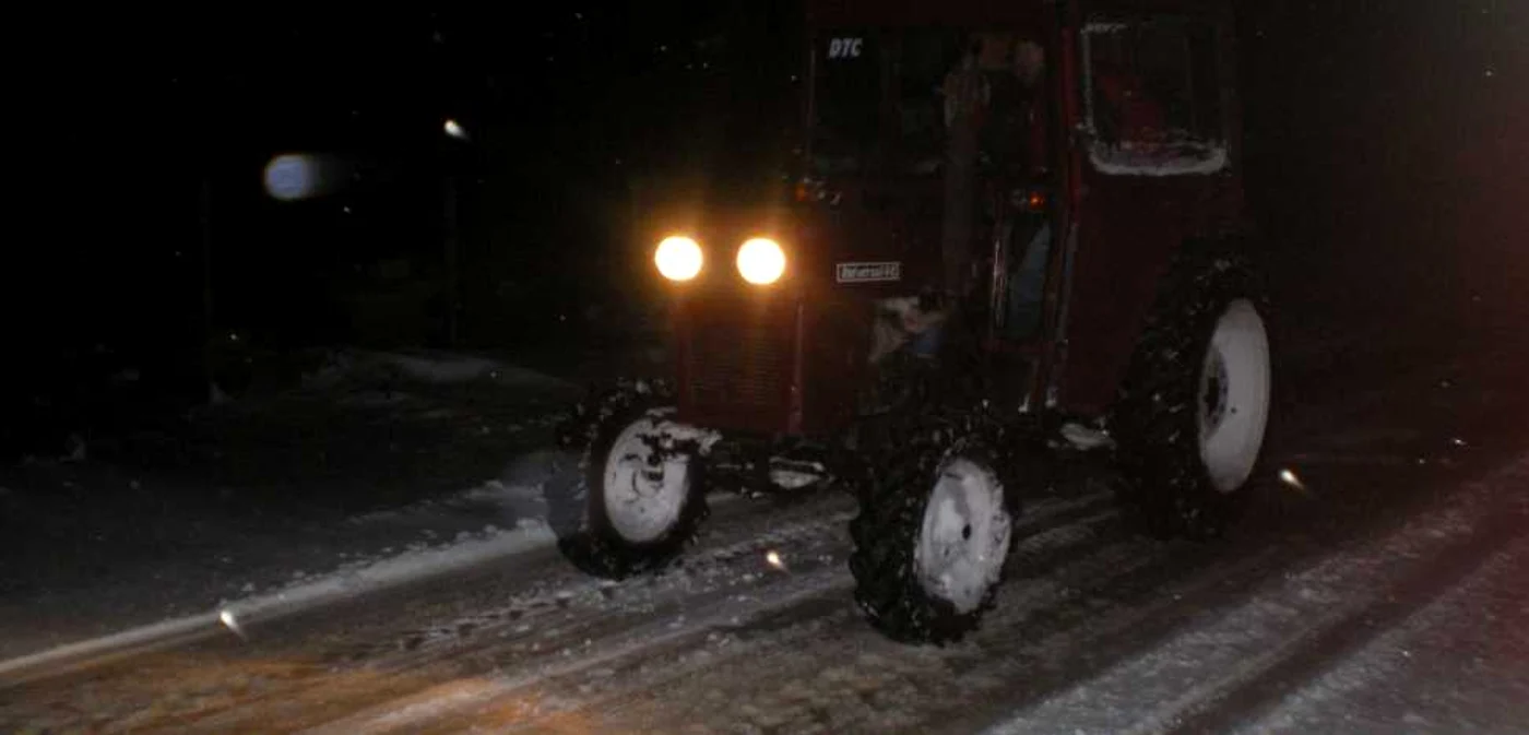 Drumarii şi-au făcut apariţia pe DC 41 pentru a da o mână de ajutor şoferilor împotmoliţi