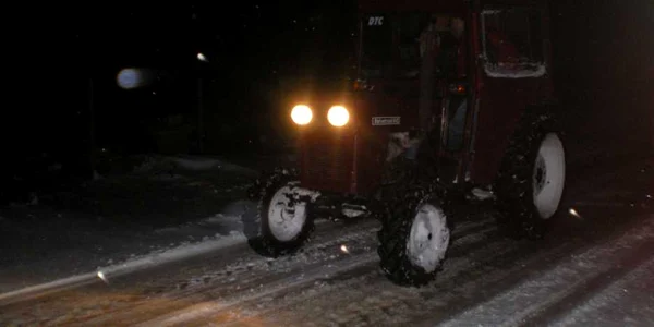 Drumarii şi-au făcut apariţia pe DC 41 pentru a da o mână de ajutor şoferilor împotmoliţi