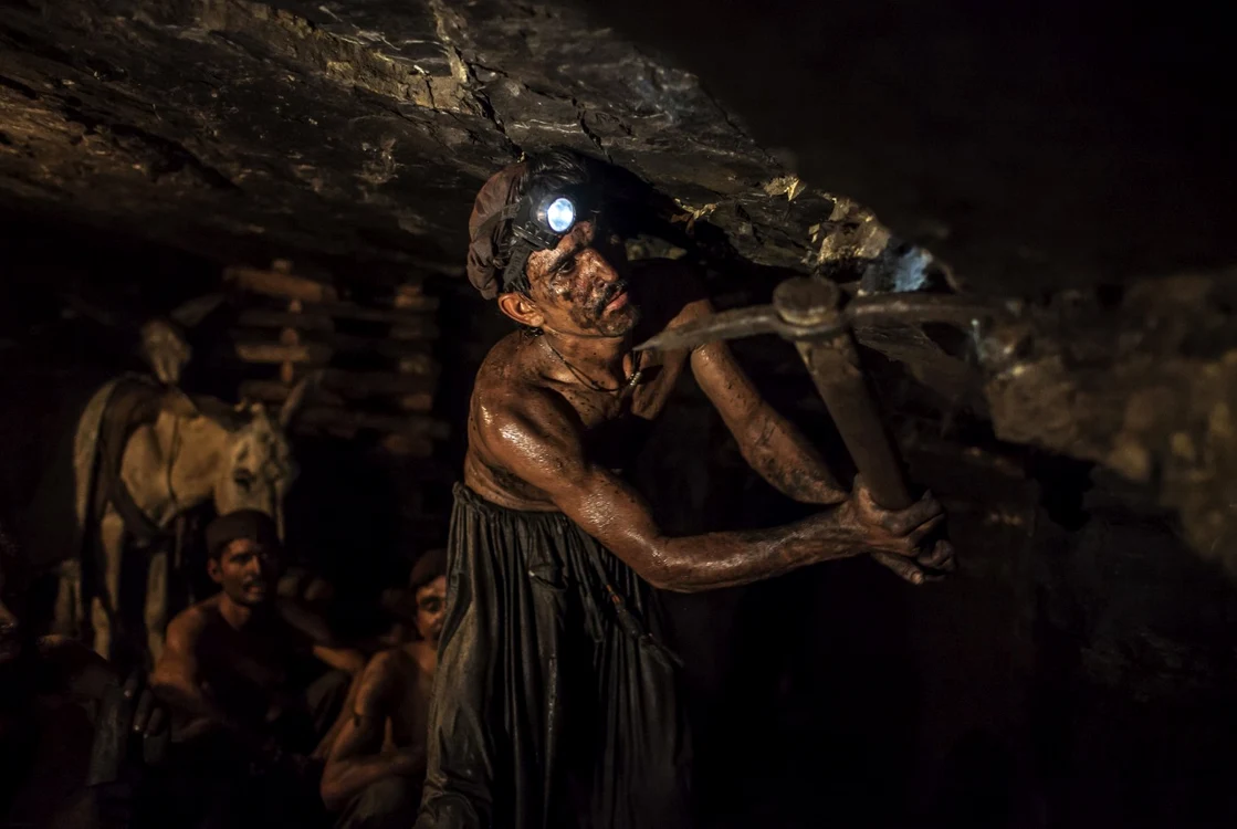 Miner în interior săpând într-o mină de cărbune