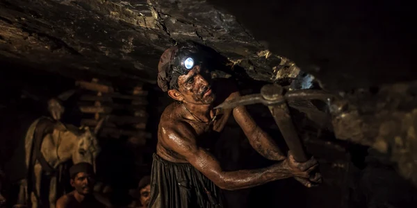 Minerul Mohammad Ismail de 25 de ani sapă într-o mină de cărbune din Choa Saidan Shah provincia Punjab Pakistan FOTO Reuters