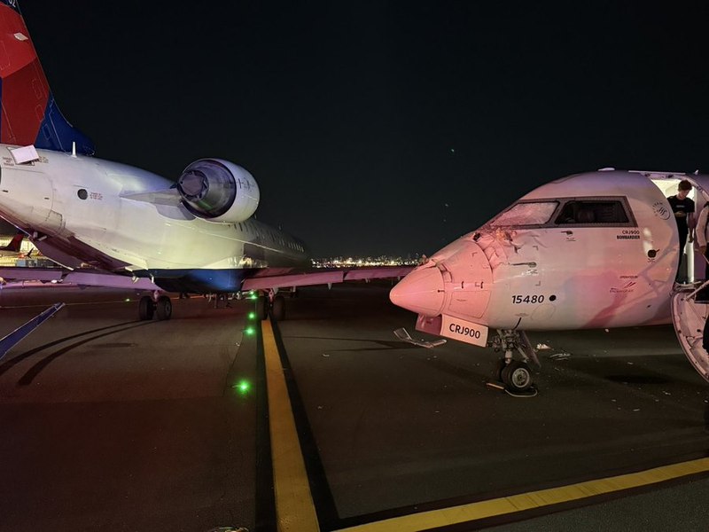 Două avioane s-au ciocnit pe aeroportul LaGuardia din New York. Unul ateriza, celălalt se pregătea de decolare
