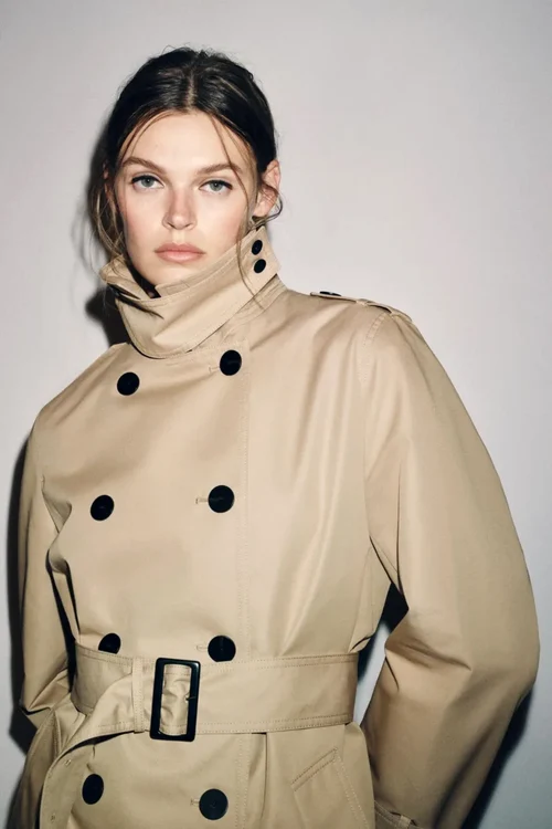 Paltoanele cu două rânduri de nasturi evocă disciplina.