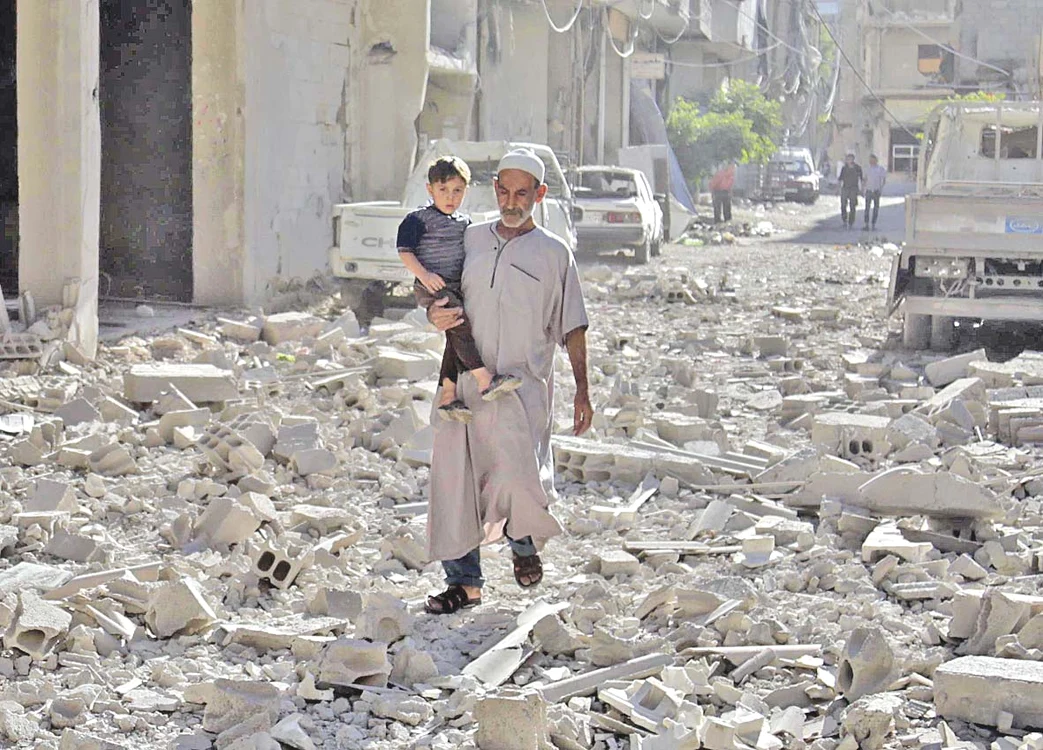 Oraşul Alep, din Siria,  este aproape complet  distrus, iar viaţa  oamenilor curge  printre dărâmături