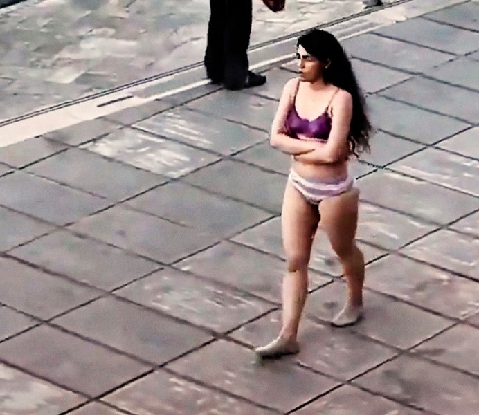 O studentă iraniană a protestat în lenjerie intimă față de legile hijab-ului, la Teheran. A fost arestată și dusă la un spital psihiatric