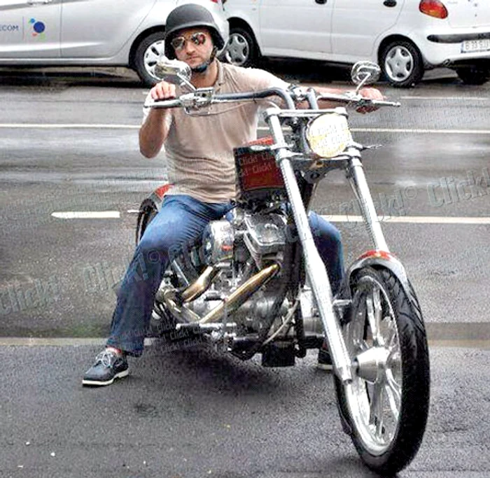 Se plimbă când are chef cu un Harley-Davidson, care costă în jur de 20.000 de euro