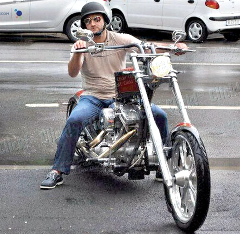 Se plimbă când are chef cu un Harley-Davidson, care costă în jur de 20.000 de euro